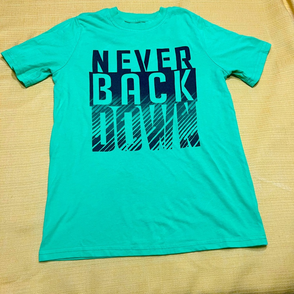 Green T-Shirt / Graphic tee “NEVER BACK DOWN”